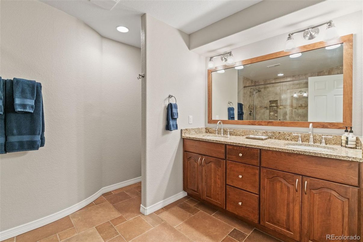 Bathroom, Dual Sink Vanities, Interior, Recessed Lighting