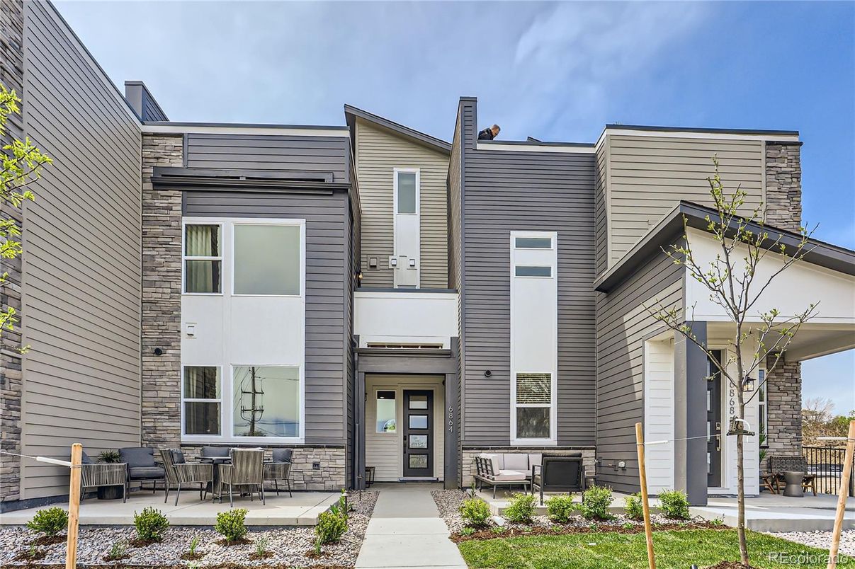 Exterior, Facade, Modern