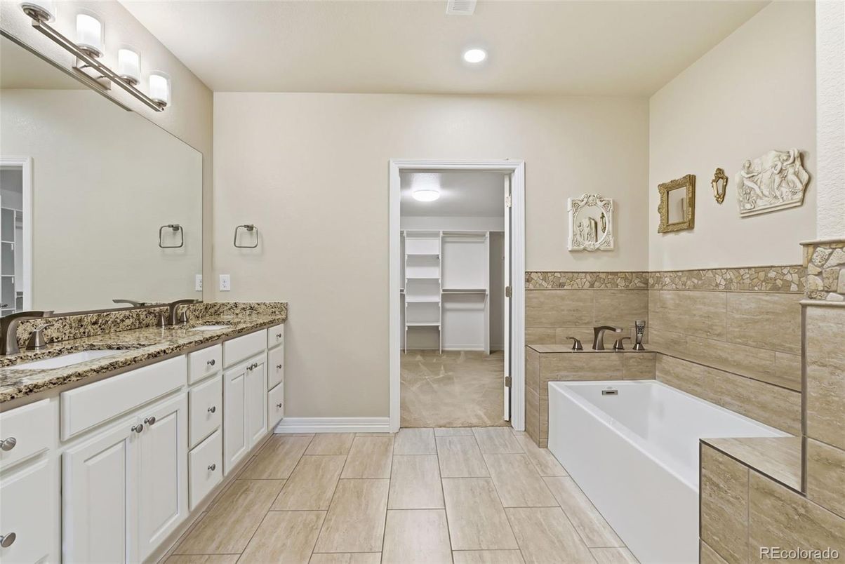 Bathroom, Dual Sink Vanities, Interior, Recessed Lighting