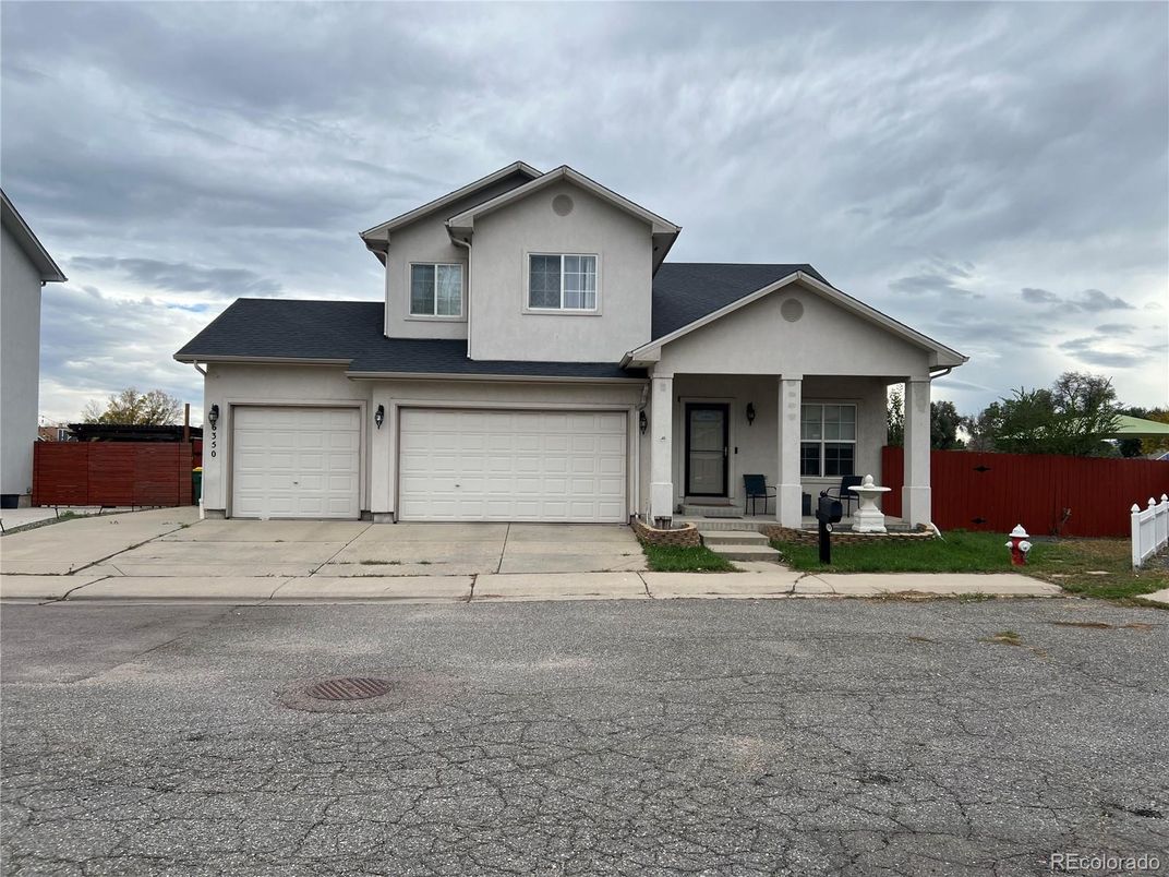 Attached, Exterior, Facade, American Craftsman