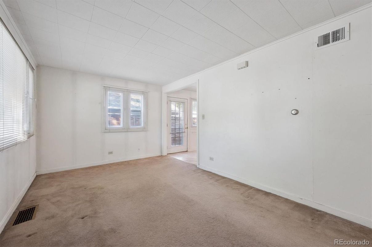 Empty room, Interior