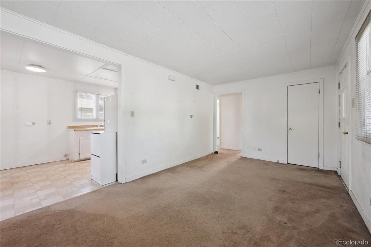 Empty room, Interior