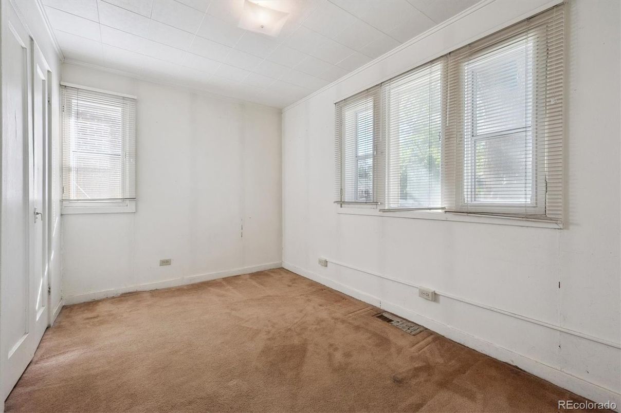 Empty room, Interior