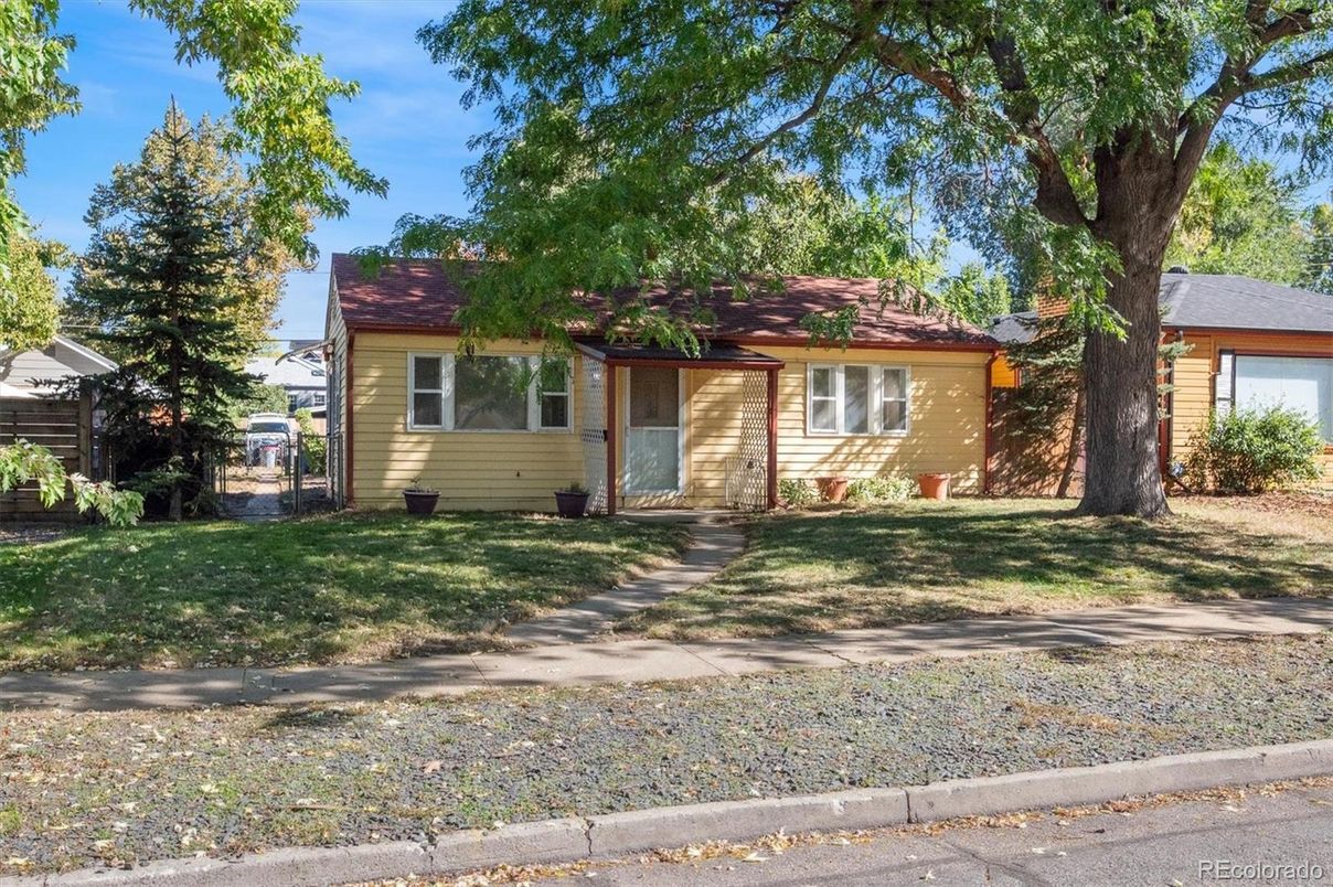 Exterior, Facade, Ranch
