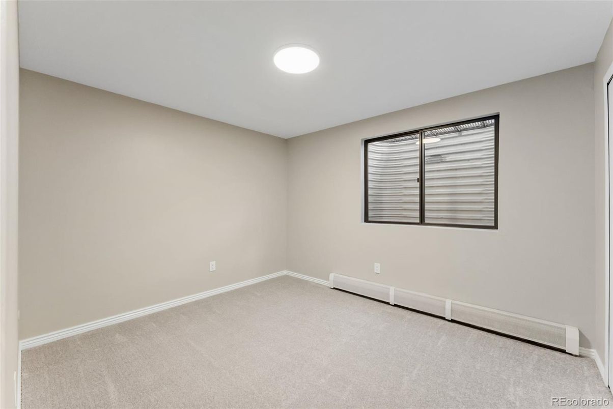 Empty room, Interior