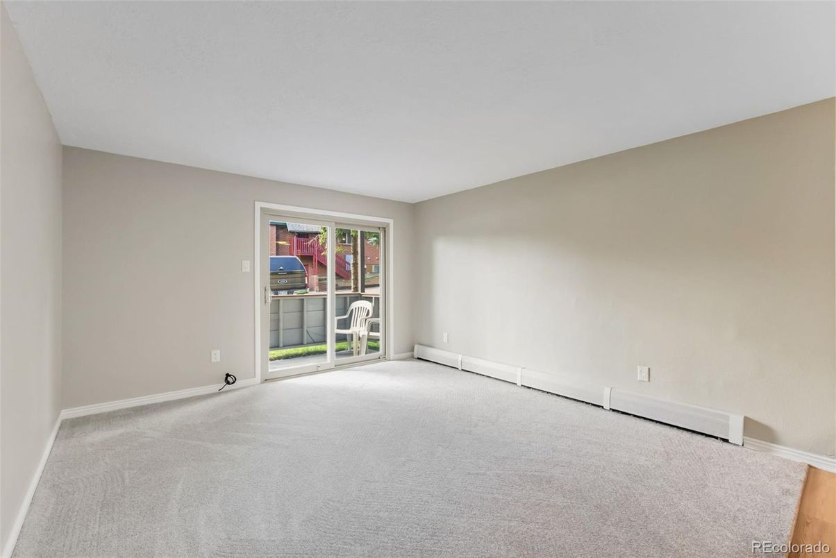 Empty room, Interior