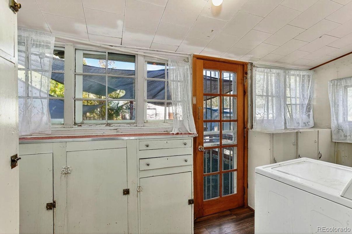 Interior, Washer, Wood Texture Flooring