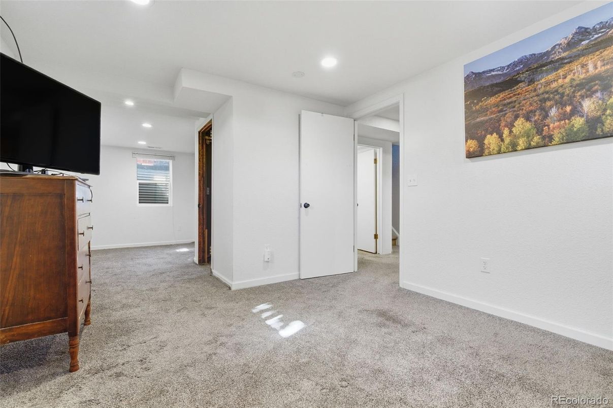 Empty room, Interior, Recessed Lighting