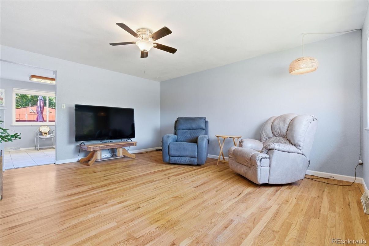 Interior, Pendant Lights, Wood Texture Flooring