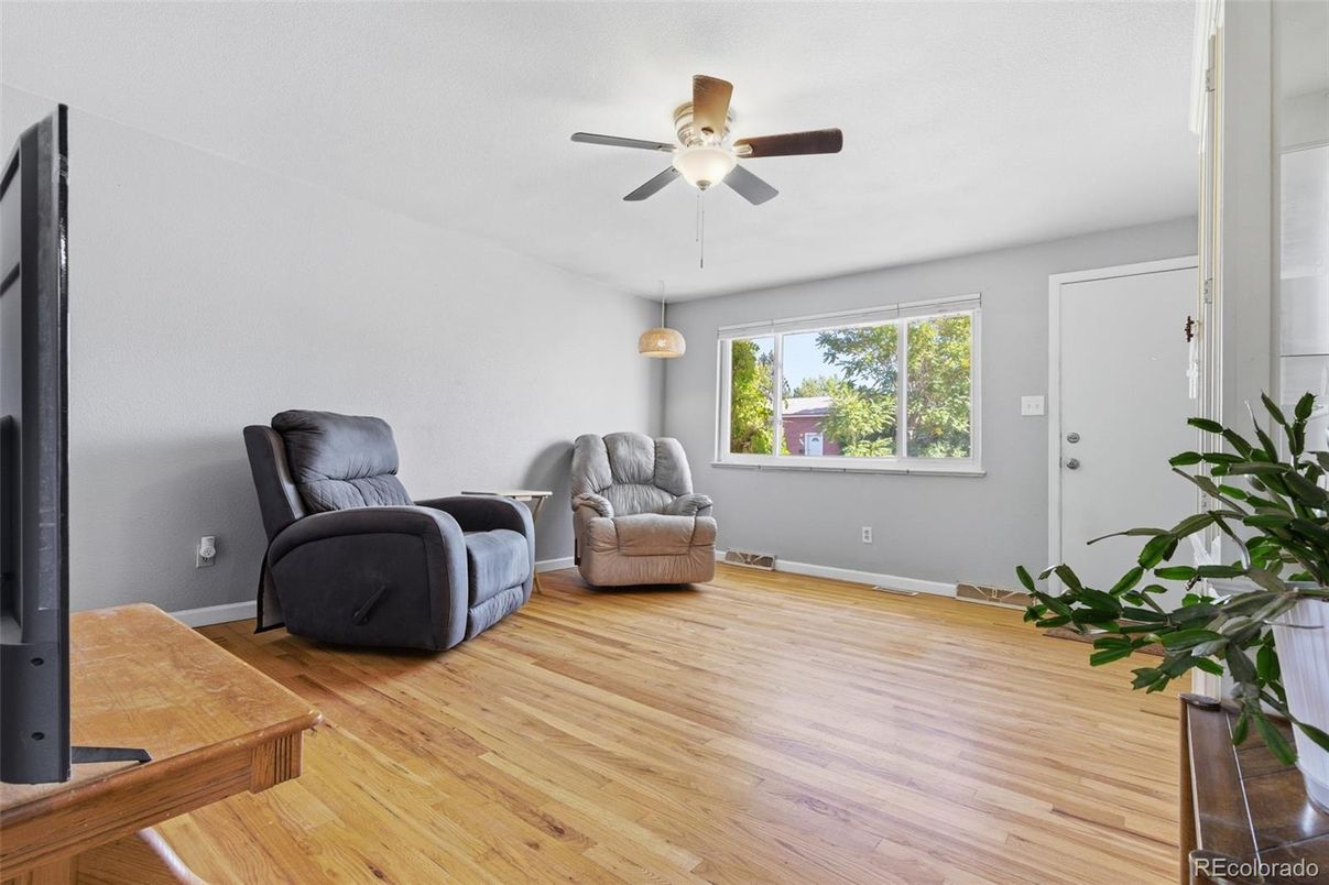 Interior, Pendant Lights, Wood Texture Flooring