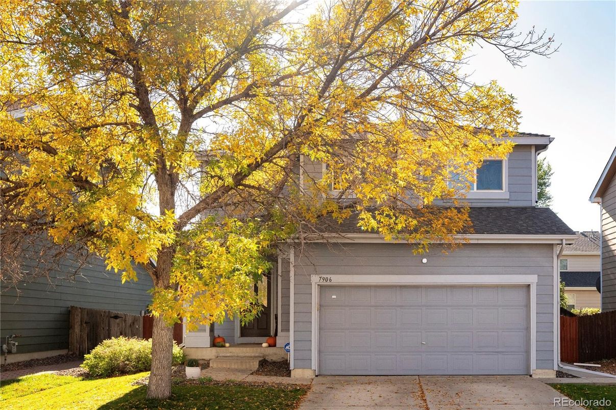 Attached, Exterior, Facade, American Craftsman