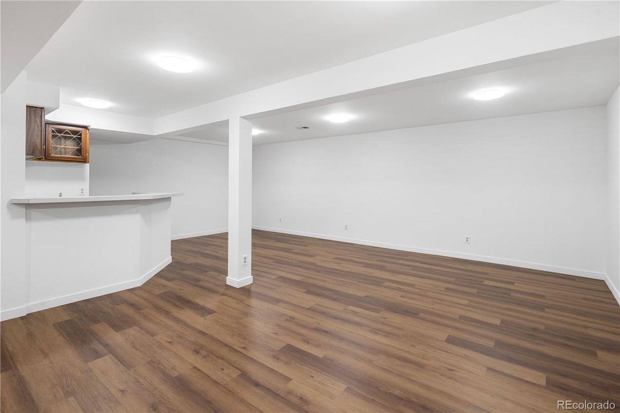Empty room, Interior, Recessed Lighting, Wood Texture Flooring