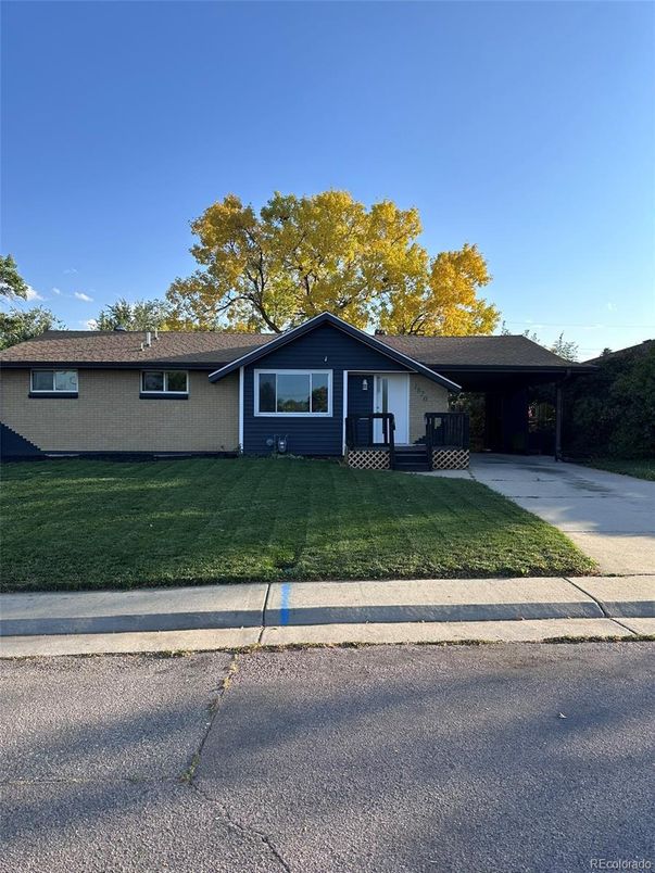 Exterior, Facade, Ranch