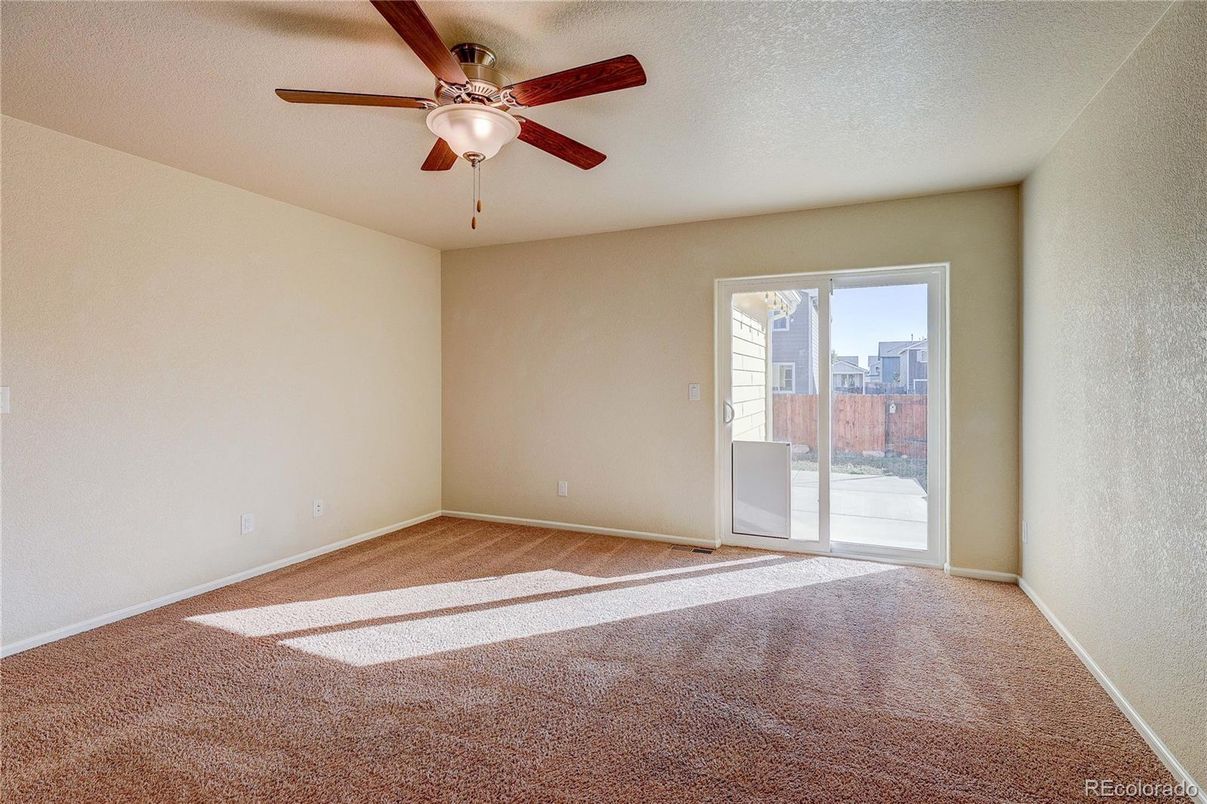 Empty room, Interior