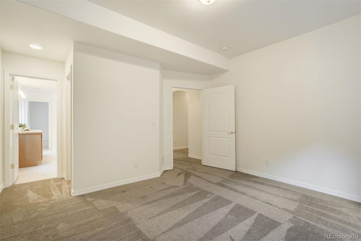 Empty room, Interior, Recessed Lighting