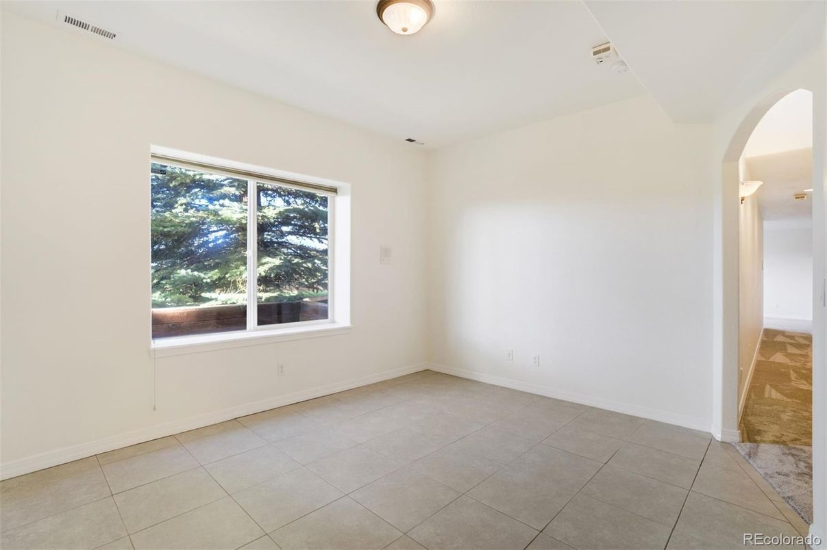 Empty room, Interior
