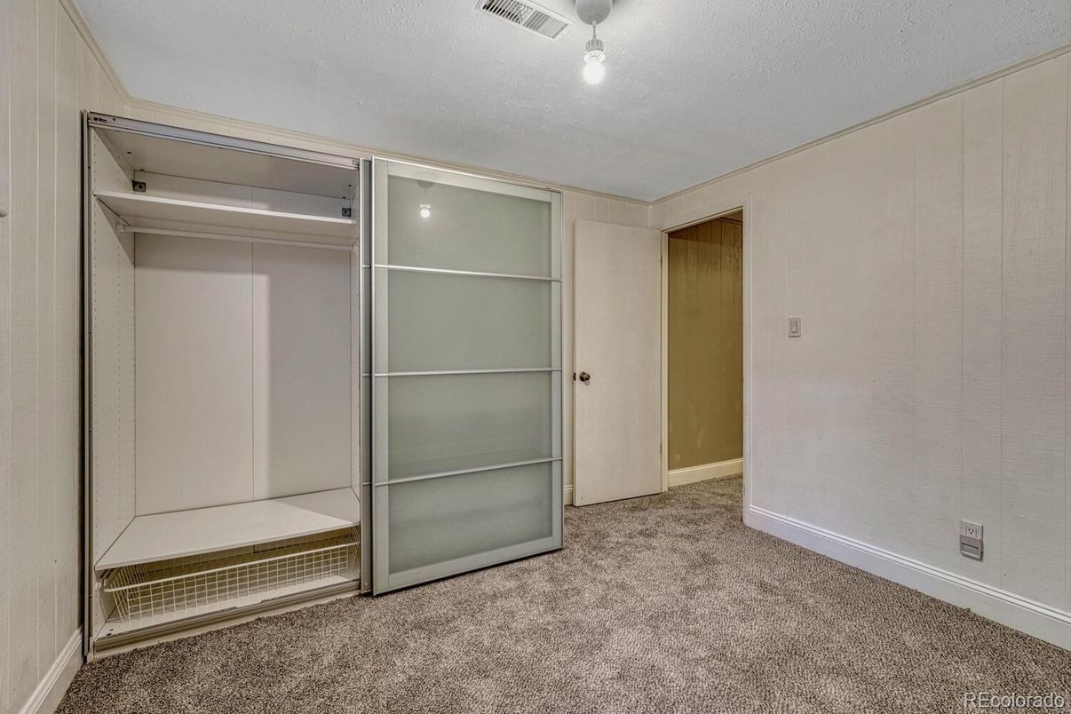 Empty room, Interior