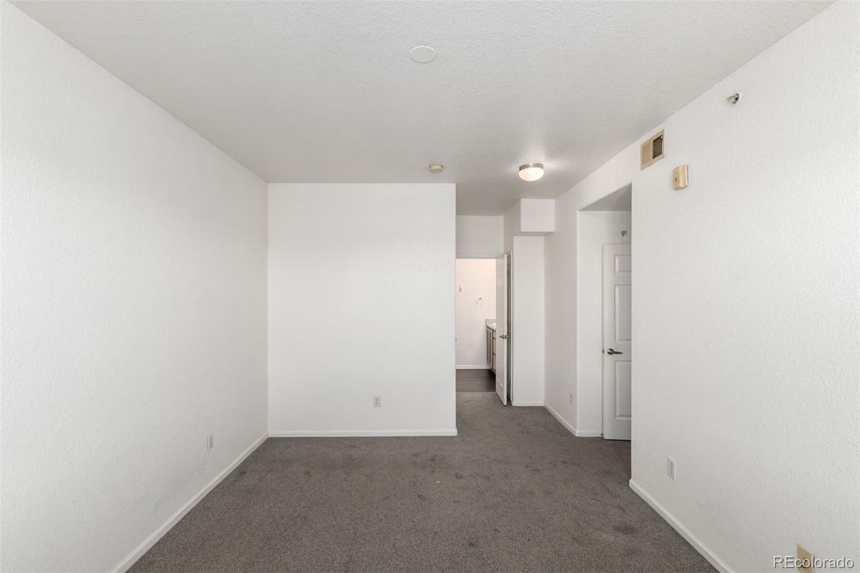 Empty room, Interior