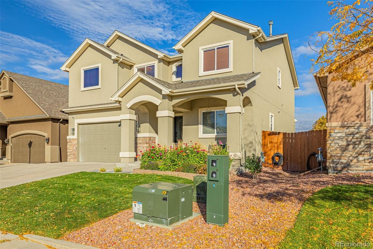 Attached, Exterior, Facade, American Craftsman