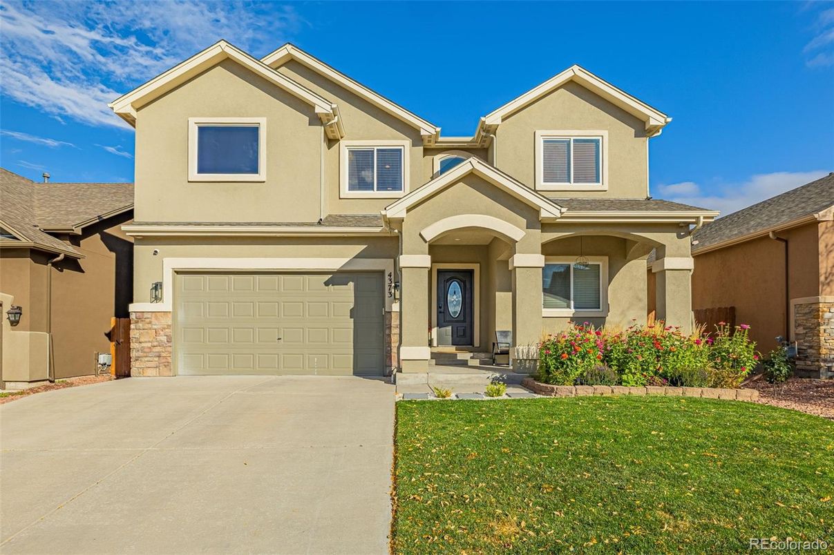 Attached, Exterior, Facade, American Craftsman