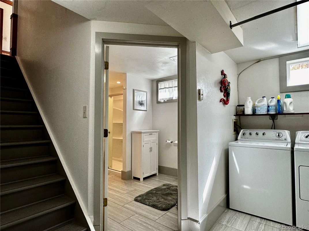 Interior, Recessed Lighting, Washer, Wood Texture Flooring