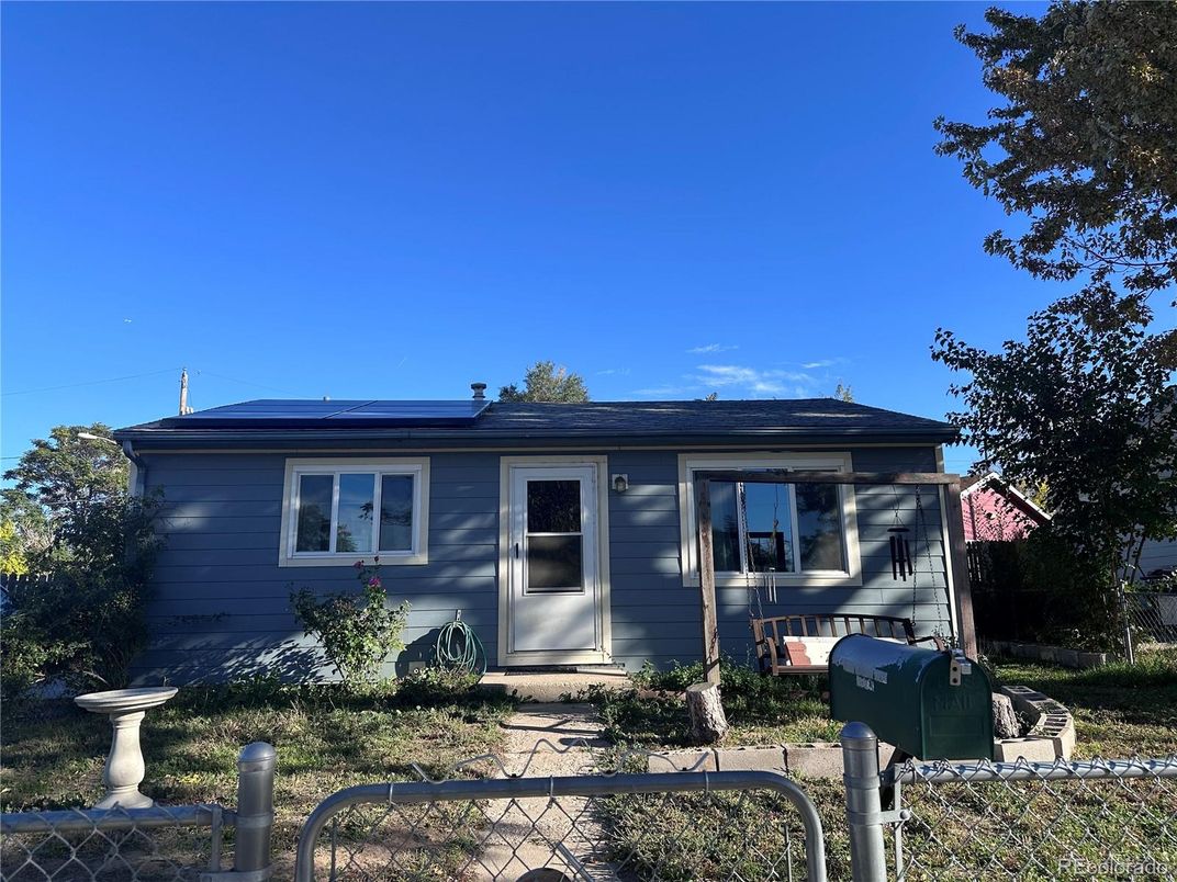 Exterior, Facade, Split Level