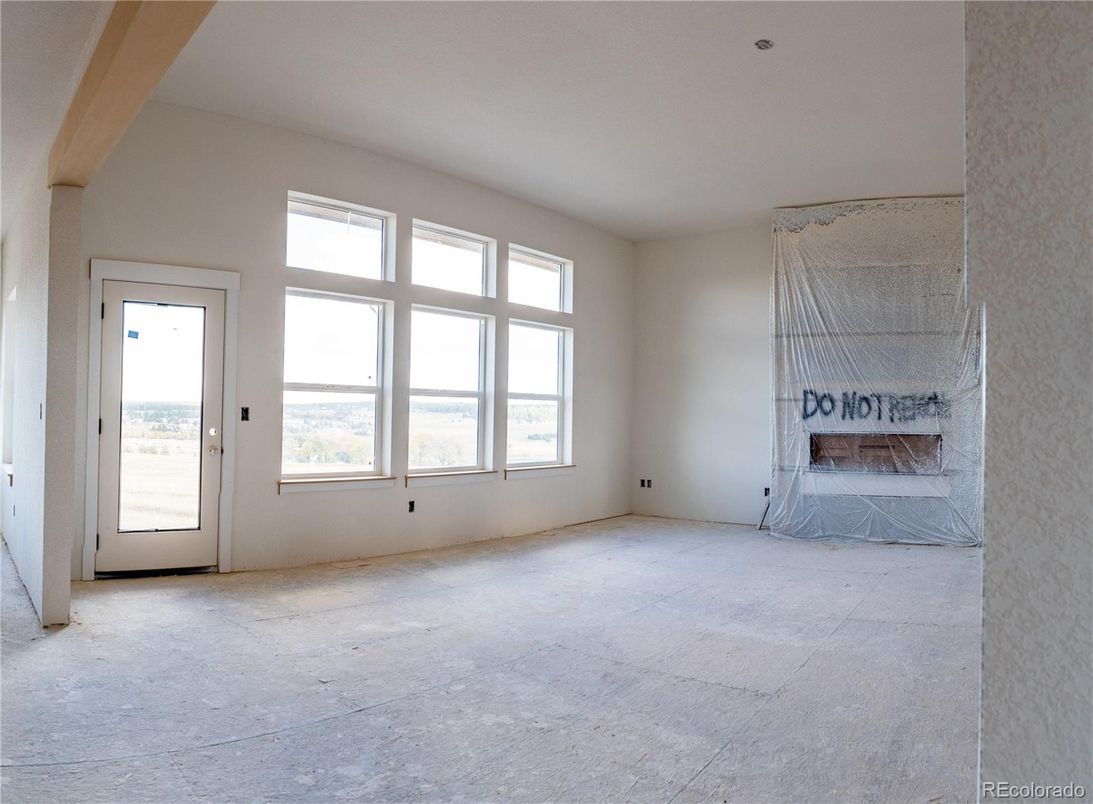 Empty room, Interior