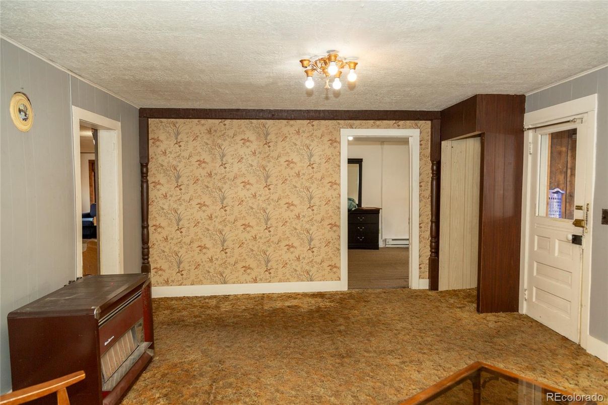 Empty room, Interior