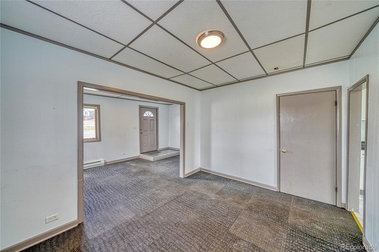 Empty room, Interior