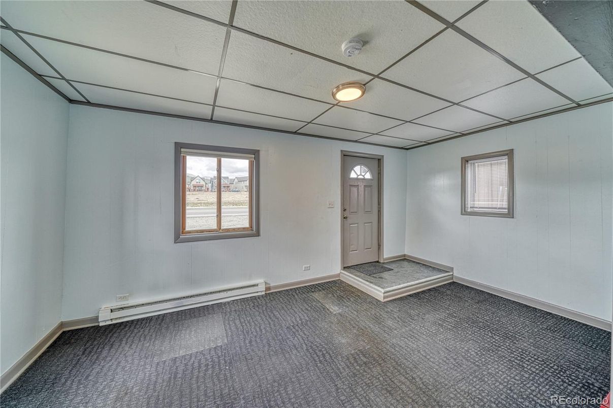 Empty room, Interior