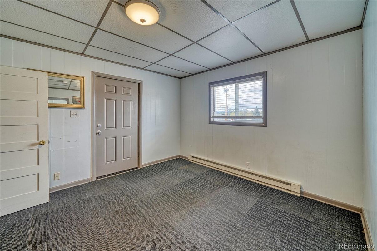 Empty room, Interior