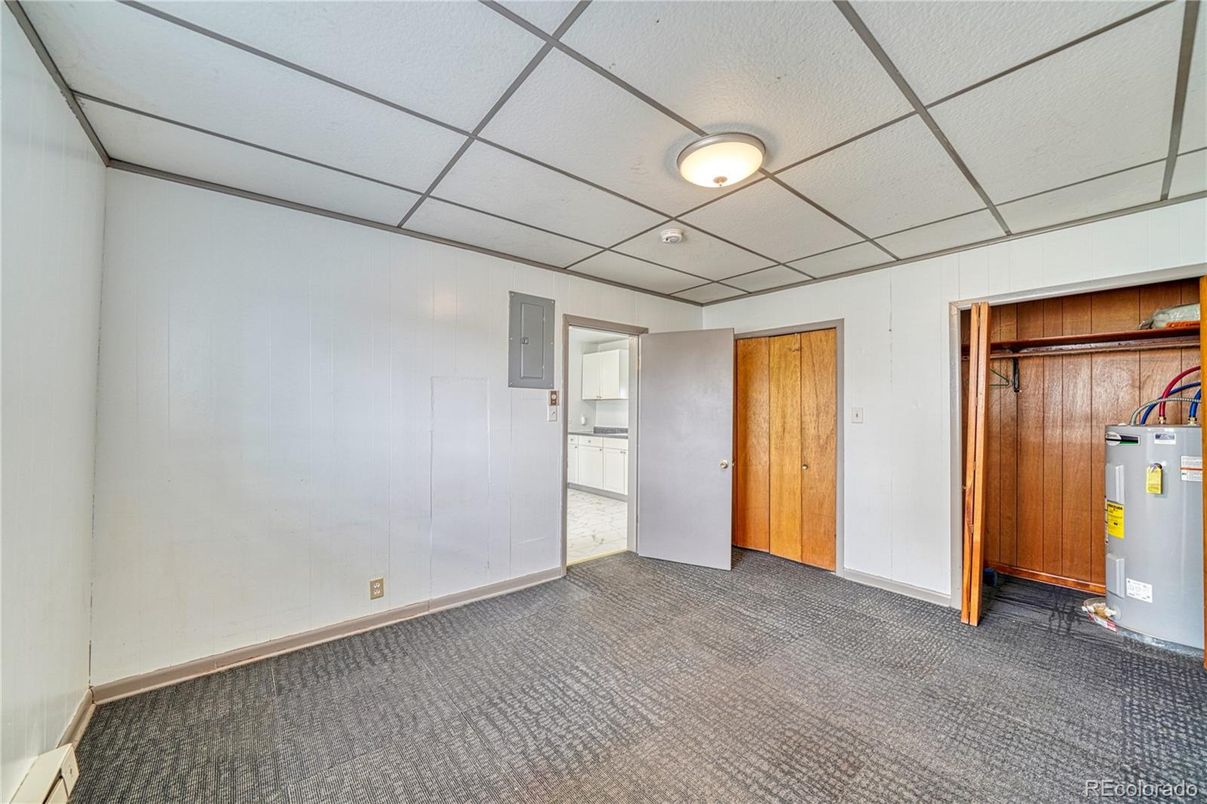 Empty room, Interior