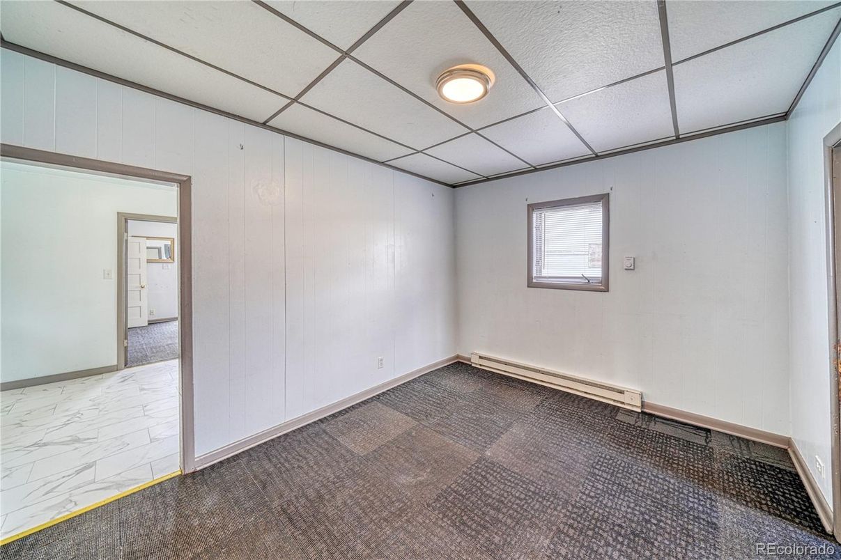 Empty room, Interior