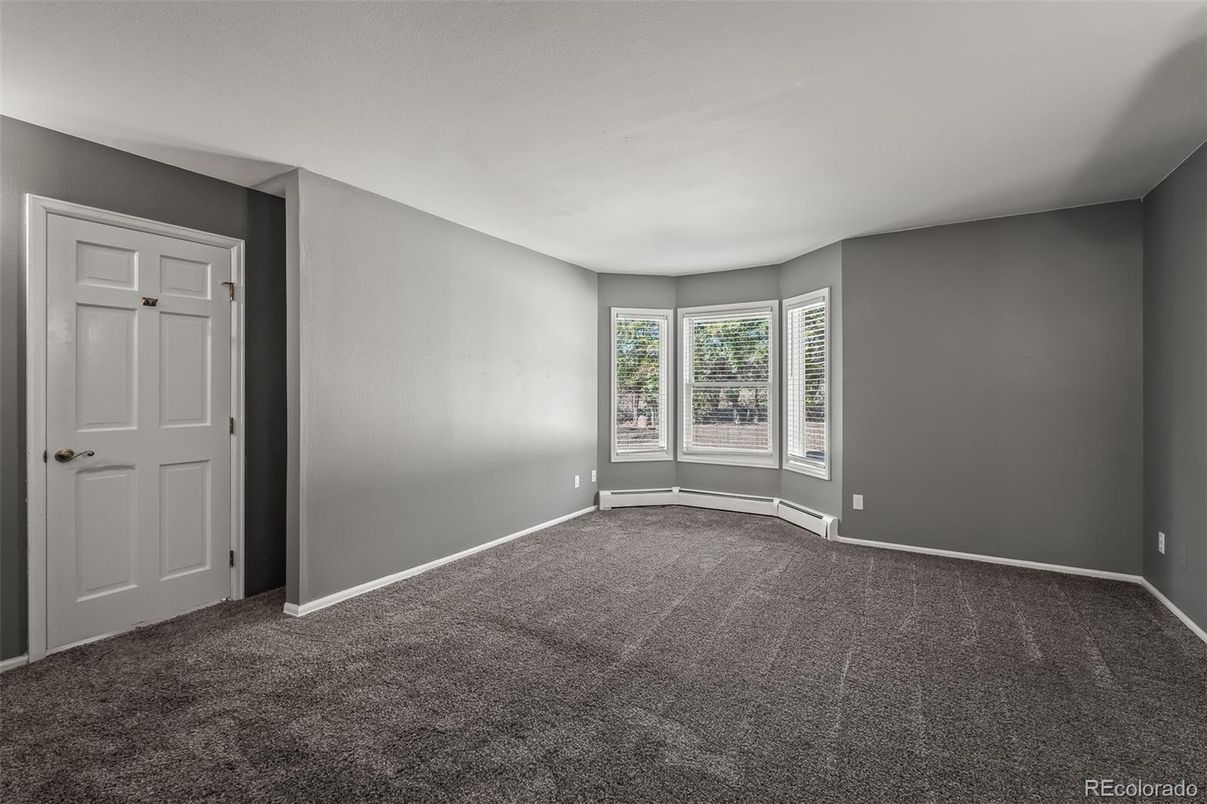 Empty room, Interior