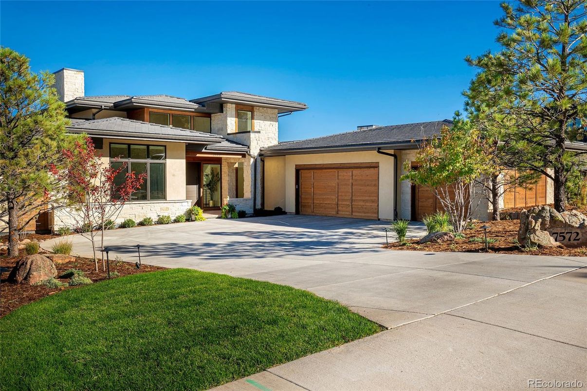 Attached, Exterior, Facade, Mediterranean