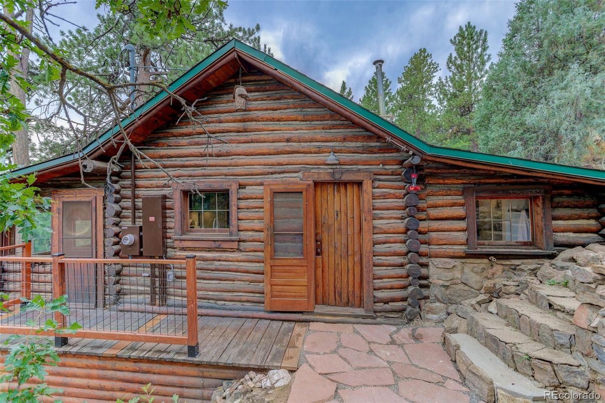 Exterior, Facade, Log Home