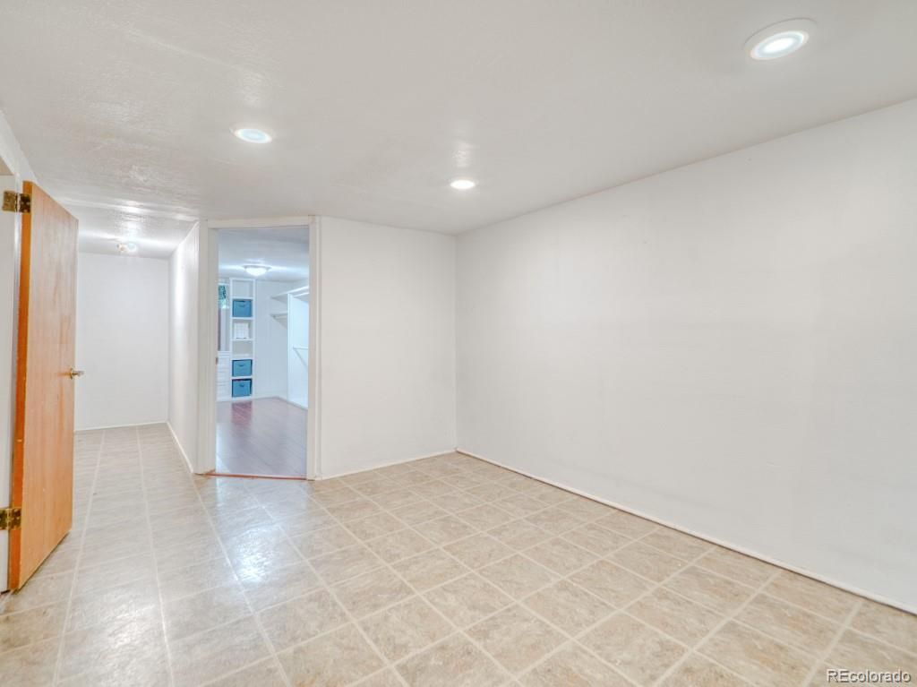 Empty room, Interior, Recessed Lighting