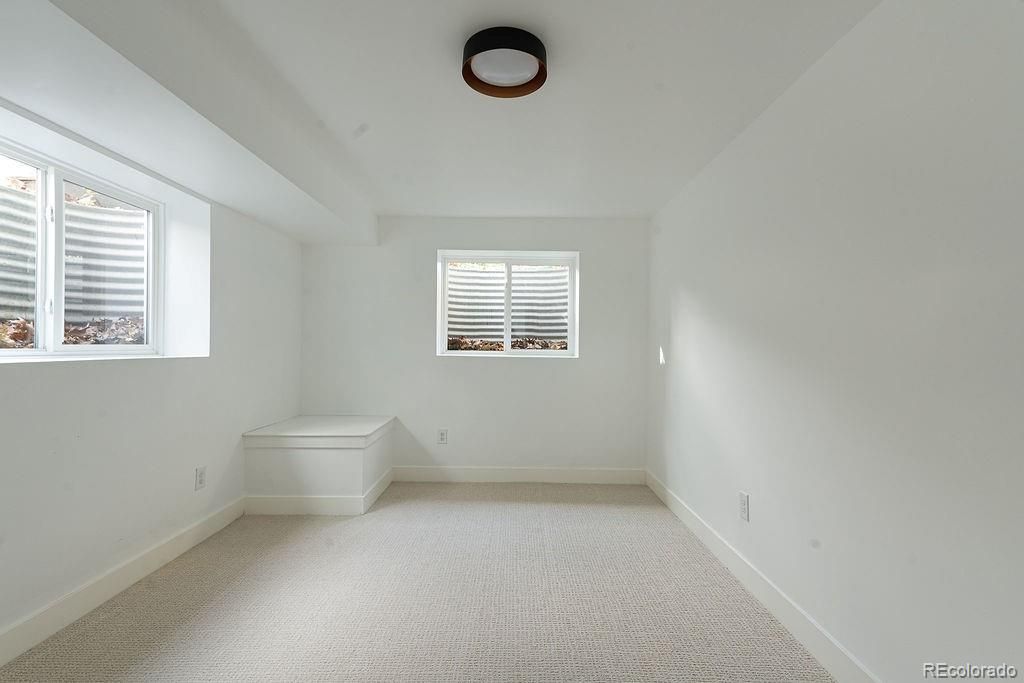 Empty room, Interior