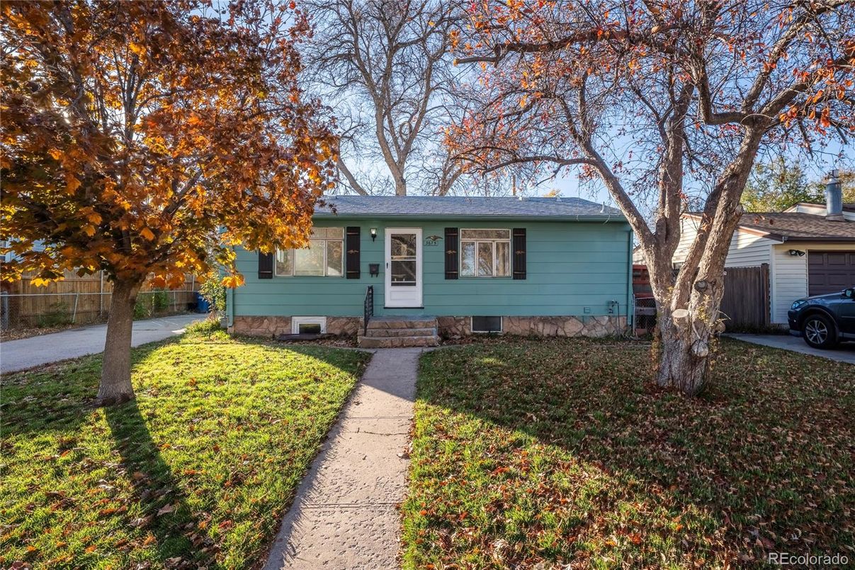 Exterior, Facade, Split Level