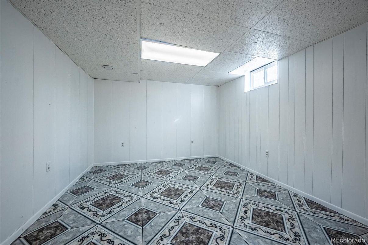 Empty room, Interior, Recessed Lighting