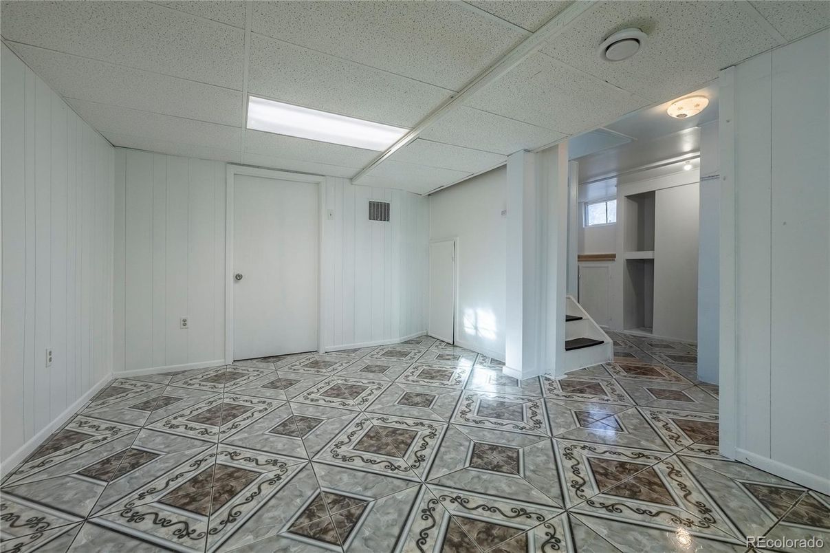 Empty room, Interior