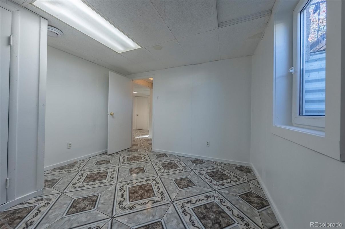 Empty room, Interior, Recessed Lighting