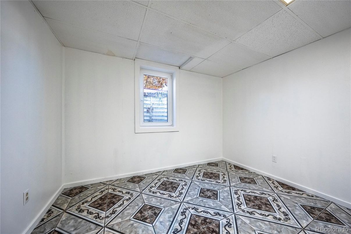 Empty room, Interior