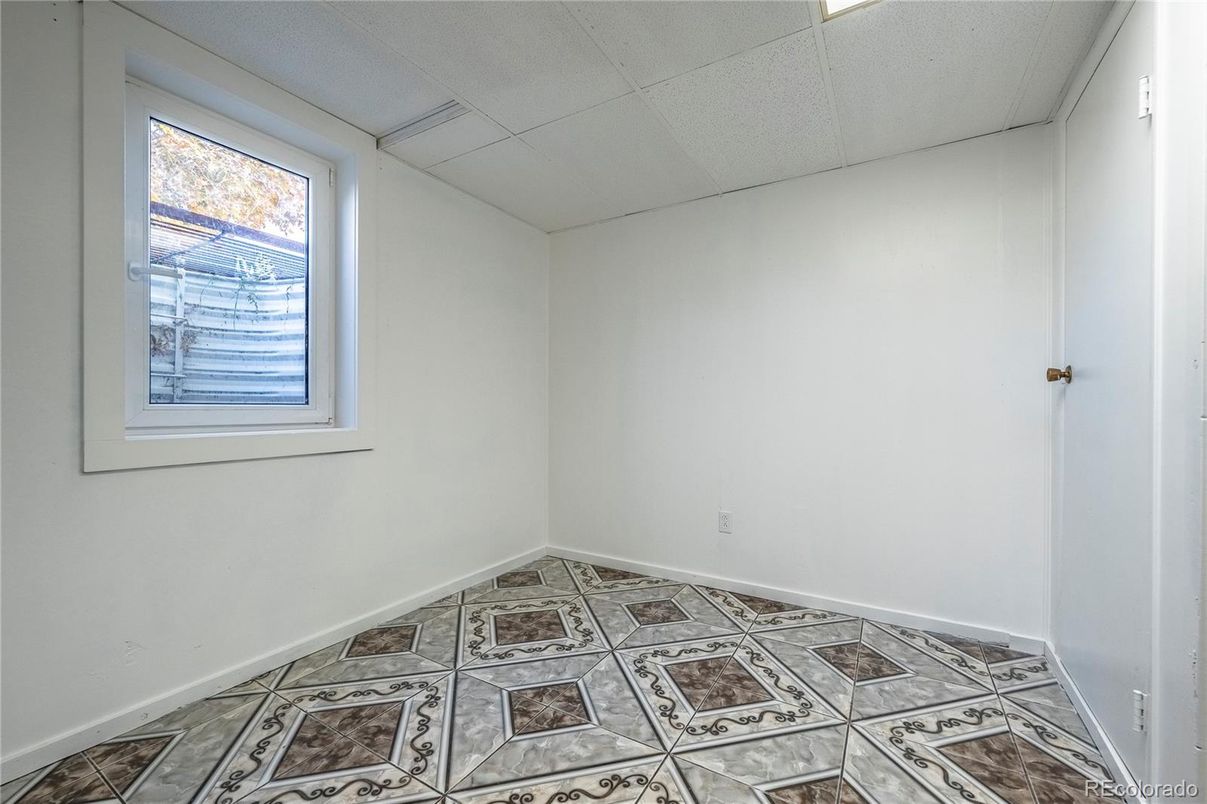 Empty room, Interior