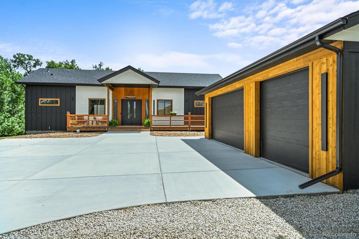 Attached, Exterior, Facade, Ranch