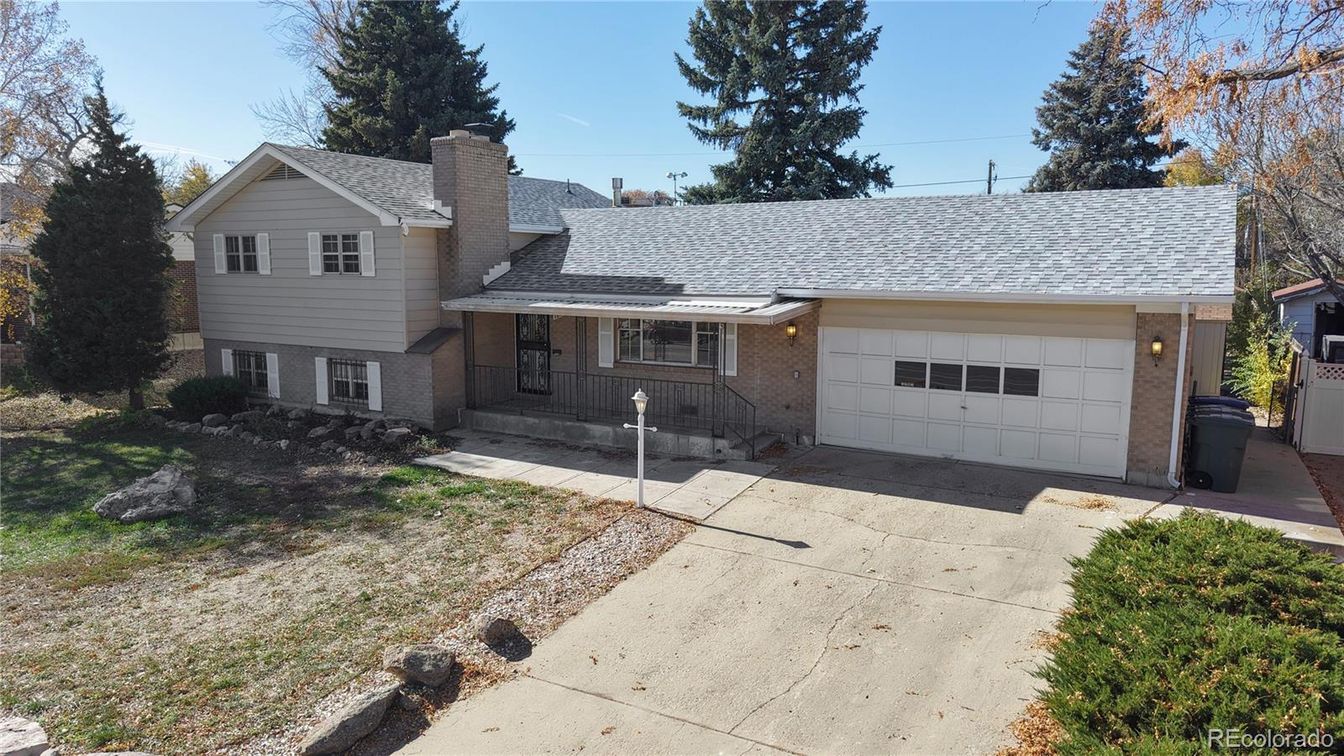 Attached, Exterior, Facade, Brick Facade, Split Level