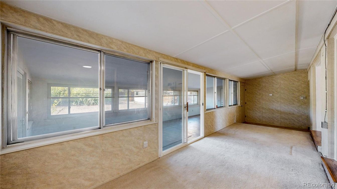 Empty room, Interior