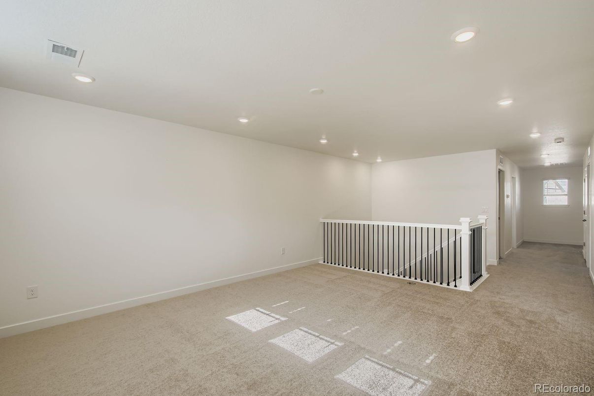 Empty room, Interior, Recessed Lighting