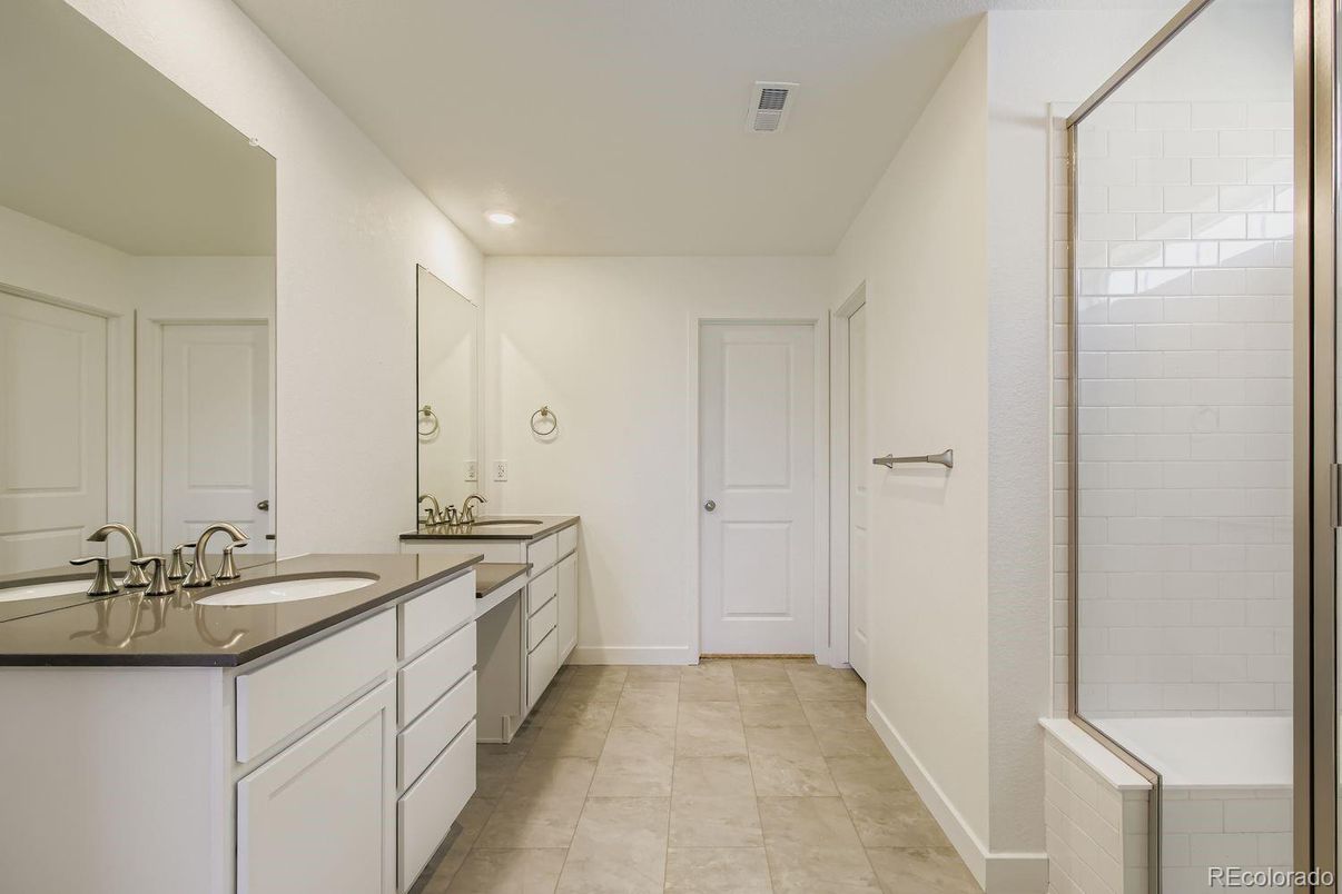 Bathroom, Dual Sink Vanities, Interior, Recessed Lighting