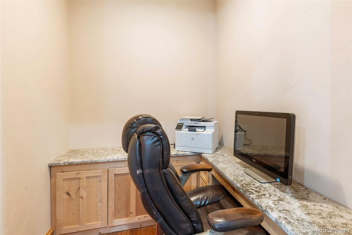 Home Office, Interior